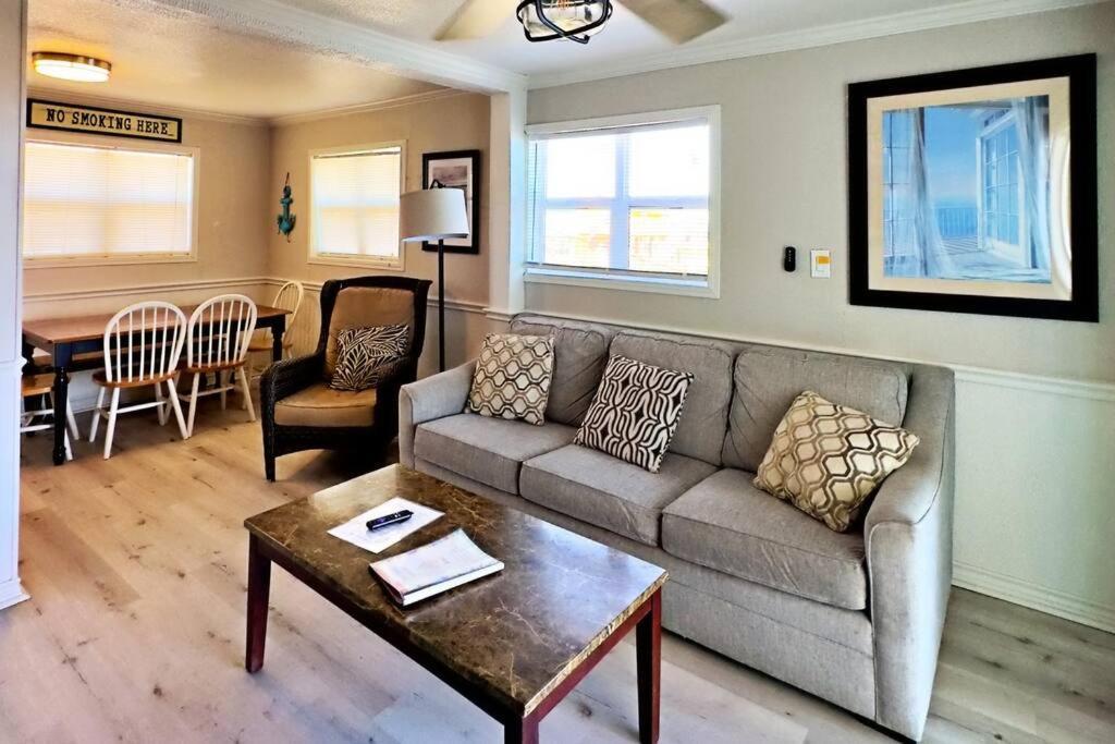 Zeus' Retreat: Your Ultimate Oceanfront Getaway Holiday home *