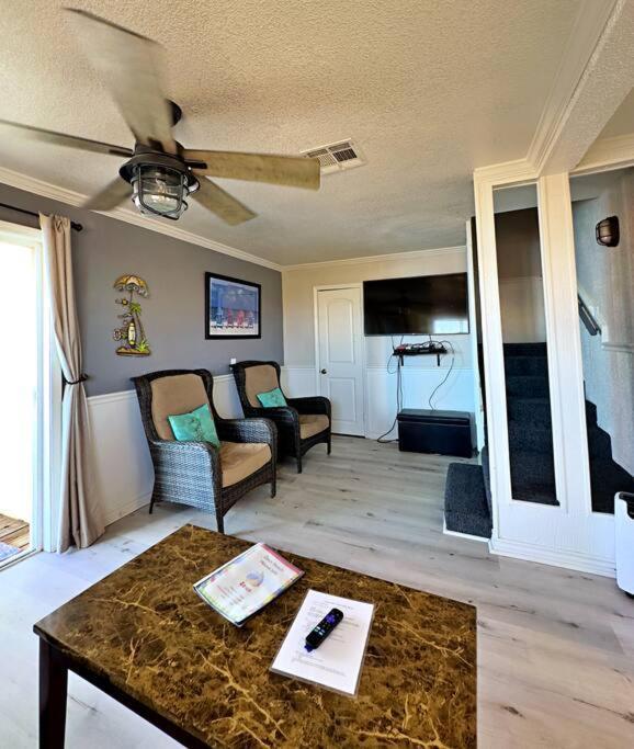 Zeus' Retreat: Your Ultimate Oceanfront Getaway Holiday home